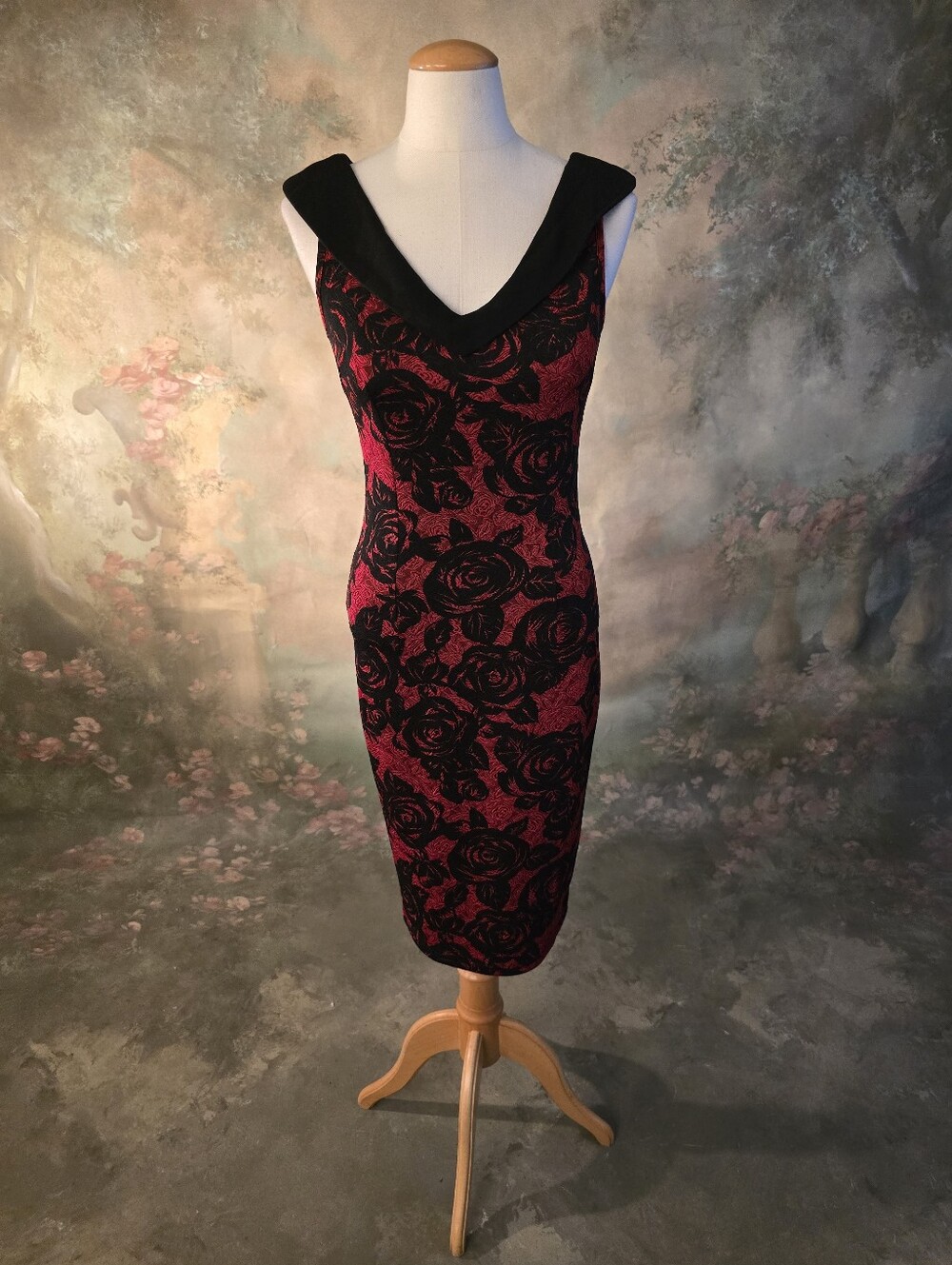 HOMEYEE Women's Elegant V Neck Sleeveless Vintage Rose Floral Cocktail Dress Red